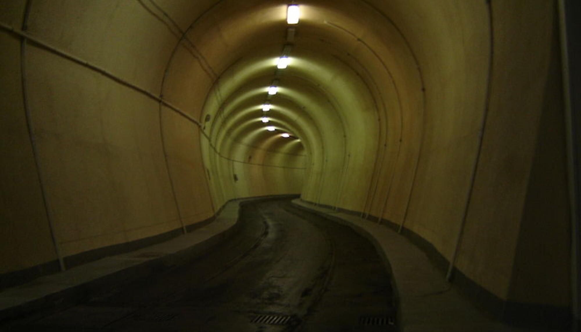 Túnel con luces neon